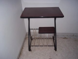 Mesa auxiliar T.V. madera y metal.