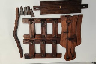 Porta riviste in legno con borchie