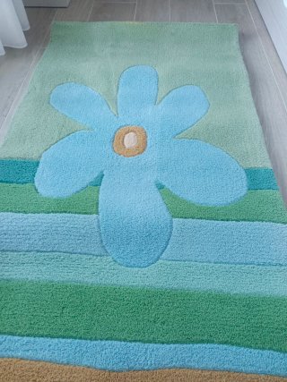 Alfombra de pie de cama con flor azul