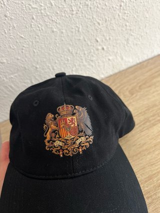 Gorra negra con escudo