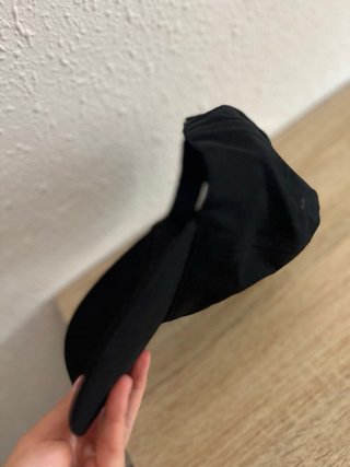 Gorra negra con escudo
