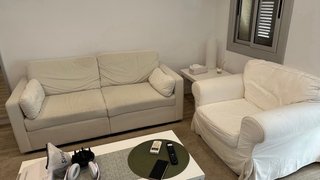 Sillón de tela beige y blanco