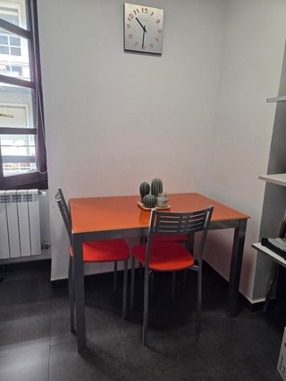 Mesa y 3 Sillas Naranja y Gris