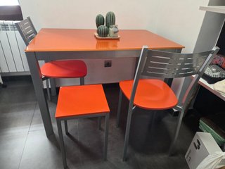 Mesa y 3 Sillas Naranja y Gris
