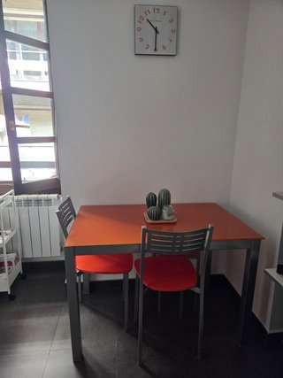 Mesa y 3 Sillas Naranja y Gris