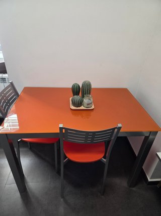 Mesa y 3 Sillas Naranja y Gris
