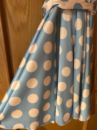 Vestido de lunares rosa y azul