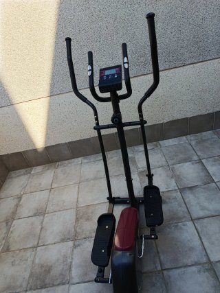 Bicicleta Elíptica Negra y Roja