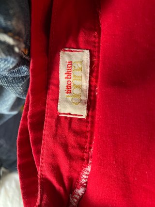 Vestido rojo con volantes y botones
