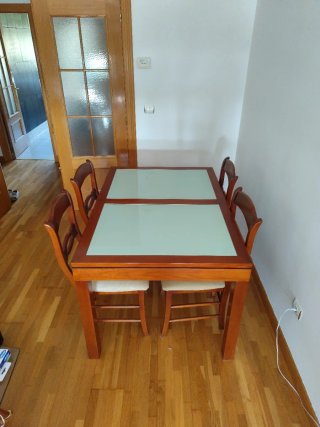 Mesa de comedor madera y cristal +4 sillas