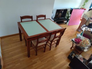 Mesa de comedor madera y cristal +4 sillas