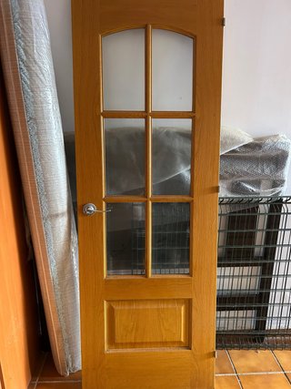 Puerta de madera con cristal