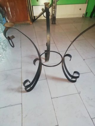 Mesa de forja con tapa de cristal