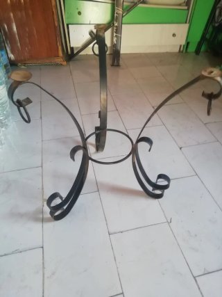 Mesa de forja con tapa de cristal