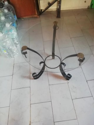 Mesa de forja con tapa de cristal