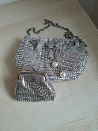 Bombonera y cartera plateada