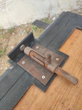 Puerta hierro y madera pequeña