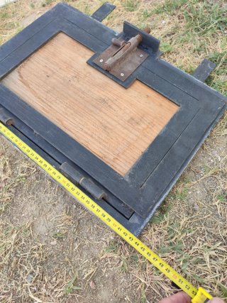 Puerta hierro y madera pequeña