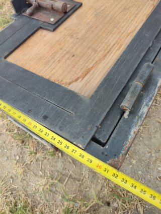 Puerta hierro y madera pequeña