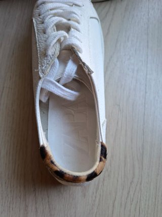 Zapatillas Zara blancas piel con detalle leopardo