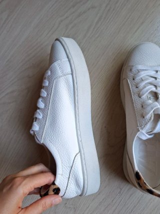 Zapatillas Zara blancas piel con detalle leopardo