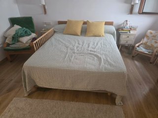 Cabecero de cama de ratán y madera