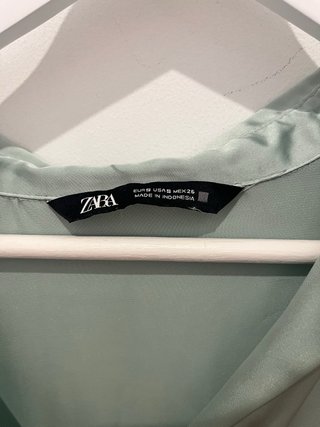Blusa Zara satén verde talla única