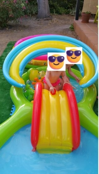 Piscina infantil con tobogán