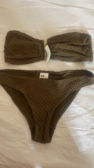 Bikini H&M verde oliva con detalle