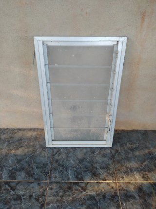 Ventana de aluminio gris con cristales abatibles