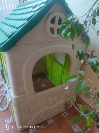 Casita infantil de plástico verde y blanco