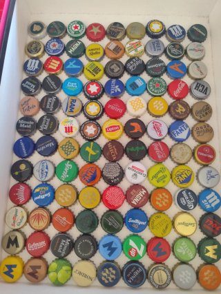 Lote di lattine di birra e bibite