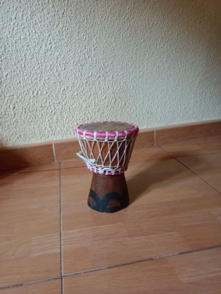 Tambor de madera artesanal