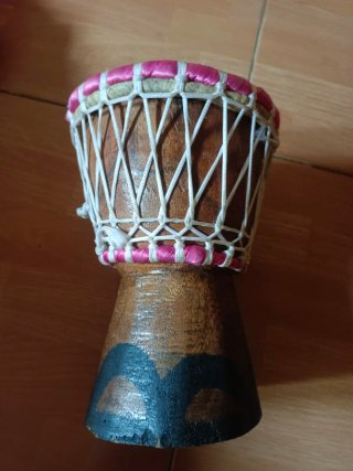 Tambor de madera artesanal