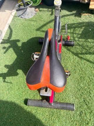 Bicicleta de Spinning Negra y Roja