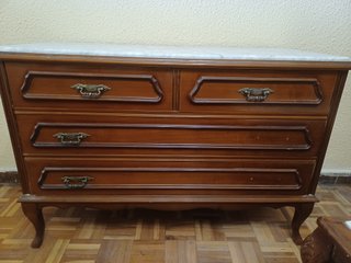 Armario de madera con detalles tallados