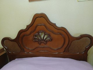 Armario de madera con detalles tallados