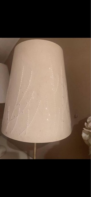 Lámpara de mesa beige con tulipa bordada