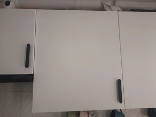 Muebles de cocina blancos y negros