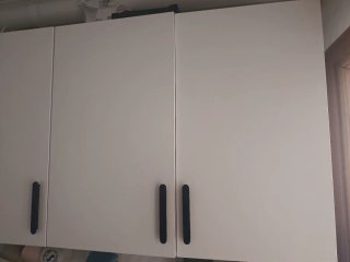 Muebles de cocina blancos y negros