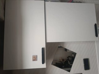 Muebles de cocina blancos y negros