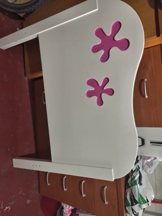 Cabecero infantil blanco con flores rosas