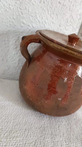 Olla de barro antigua con tapa