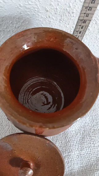 Olla de barro antigua con tapa