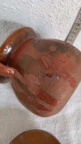 Olla de barro antigua con tapa