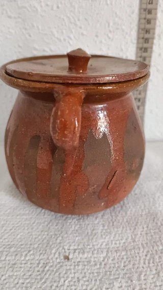 Olla de barro antigua con tapa
