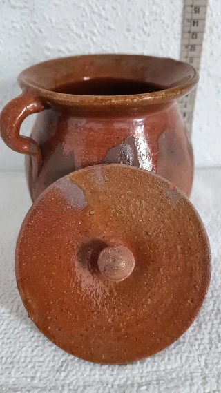 Olla de barro antigua con tapa