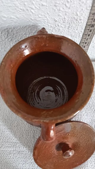 Olla de barro antigua con tapa
