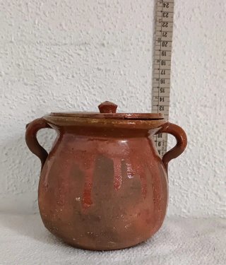 Olla de barro antigua con tapa