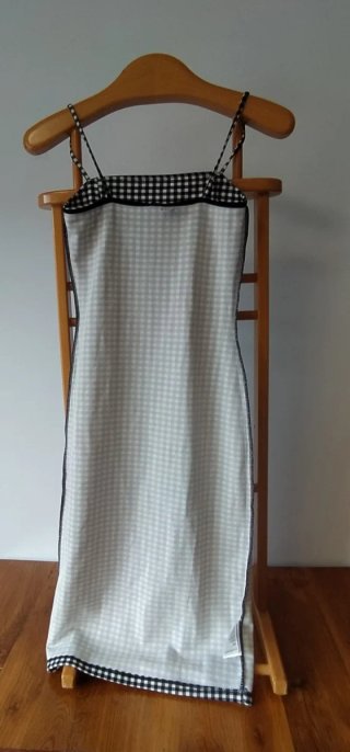 Vestido corto de tirantes cuadros blanco y negro